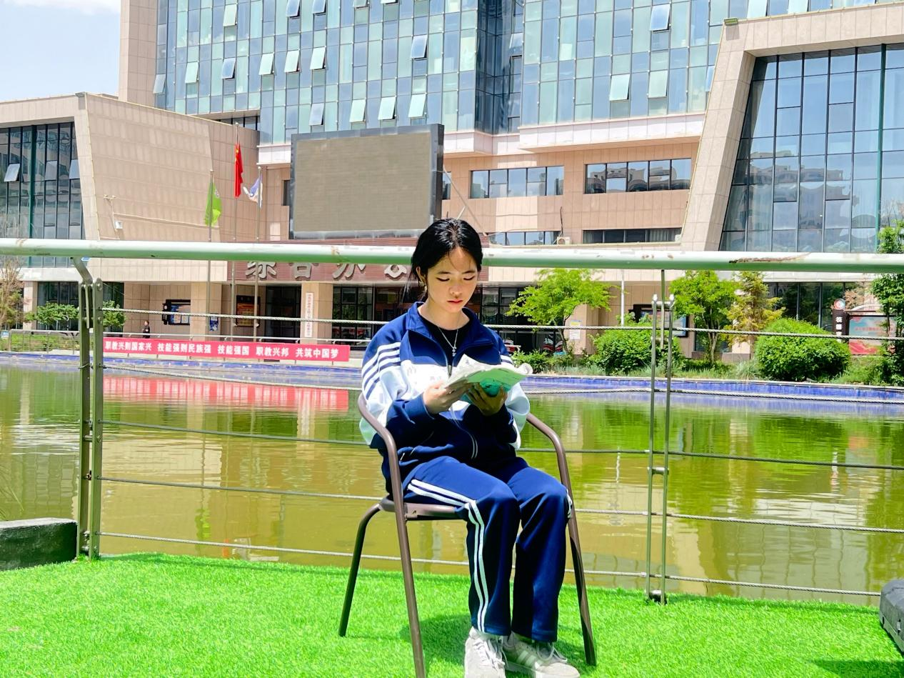 书林漫步 经典共享 | 学生荐书：《我走入宁静蔚蓝的日子》